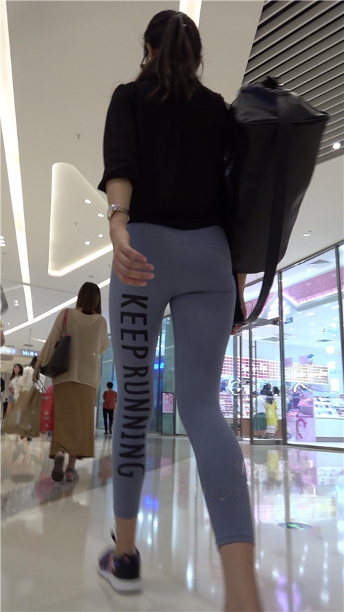 商场里戴着墨镜的紧身裤美女[4.66G/MP4]