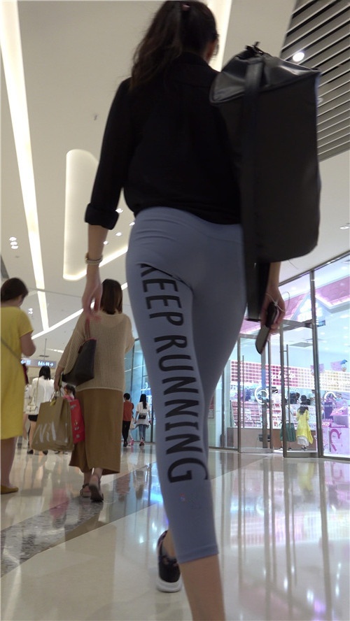 商场里戴着墨镜的紧身裤美女[4.66G/MP4]