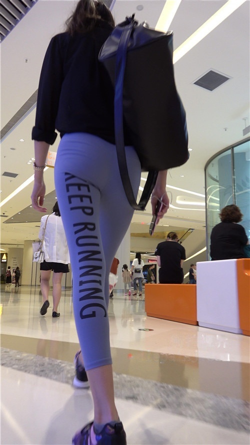 商场里戴着墨镜的紧身裤美女[4.66G/MP4]