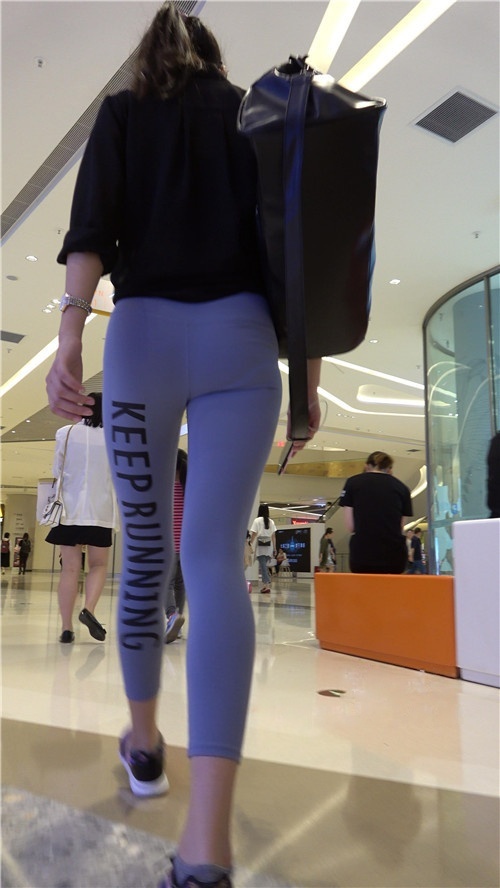 商场里戴着墨镜的紧身裤美女[4.66G/MP4]