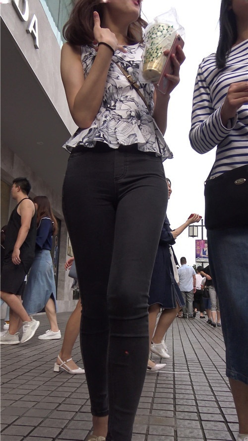 商场里的气质黑牛仔美女[4.52G/MP4]