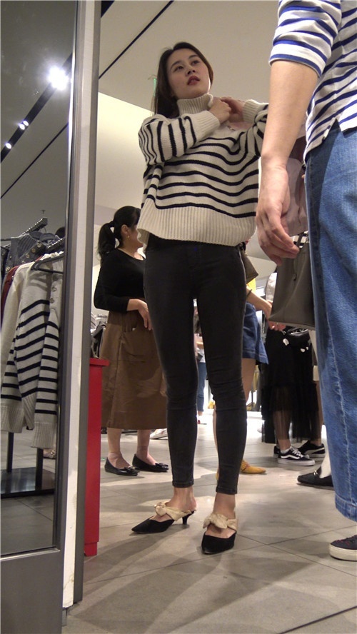 商场里的气质黑牛仔美女[4.52G/MP4]