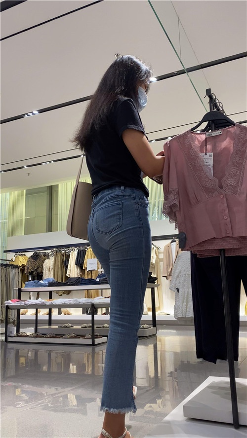 商场里的气质紧牛美女[1.77G/MP4]