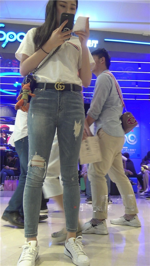 蓝色牛仔裤美女[2.79G/MP4]