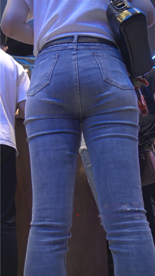 蓝色牛仔裤美女[2.79G/MP4]