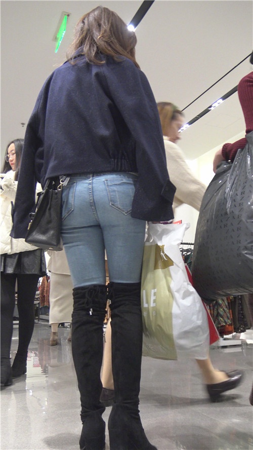 黑色高靴牛仔美屯小姐姐[2.13G/MP4]