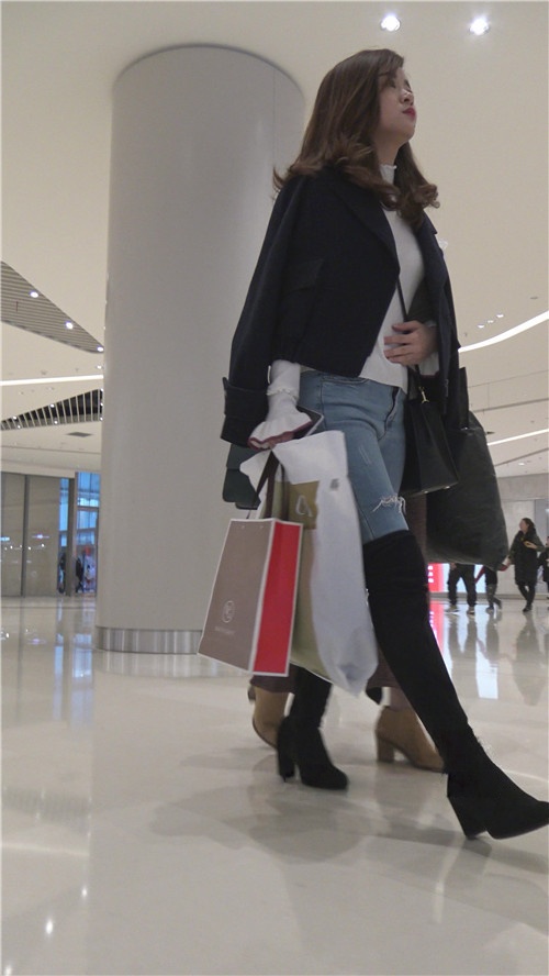 黑色高靴牛仔美屯小姐姐[2.13G/MP4]