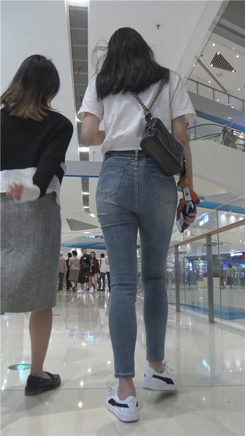 白衣紧牛美女[3.16G/MP4]