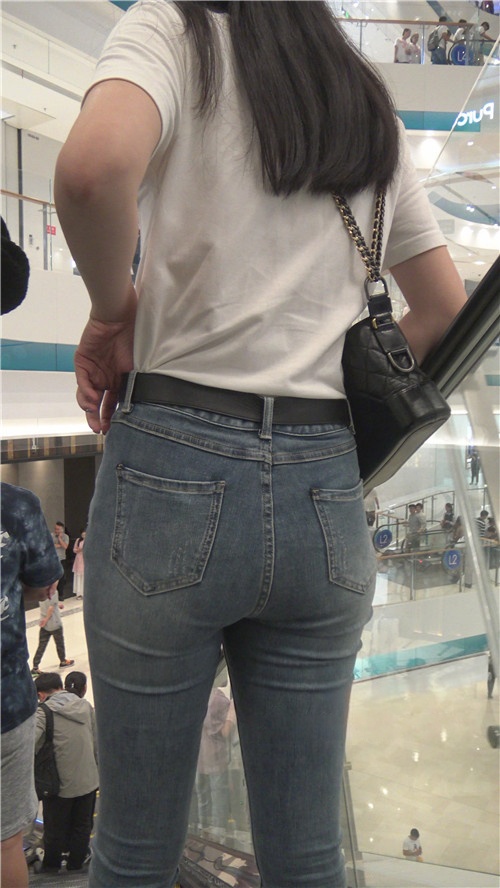 白衣紧牛美女[3.16G/MP4]