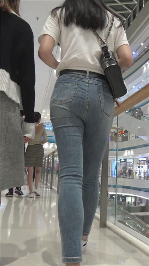 白衣紧牛美女[3.16G/MP4]