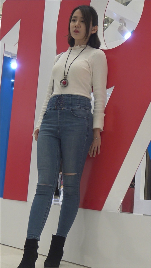 漂亮的高腰牛仔美女[2.81G/MP4]