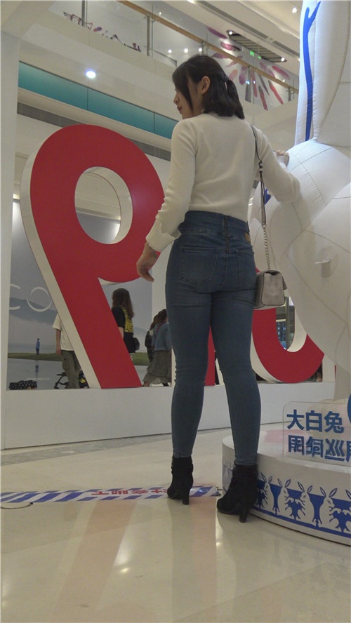 漂亮的高腰牛仔美女[2.81G/MP4]