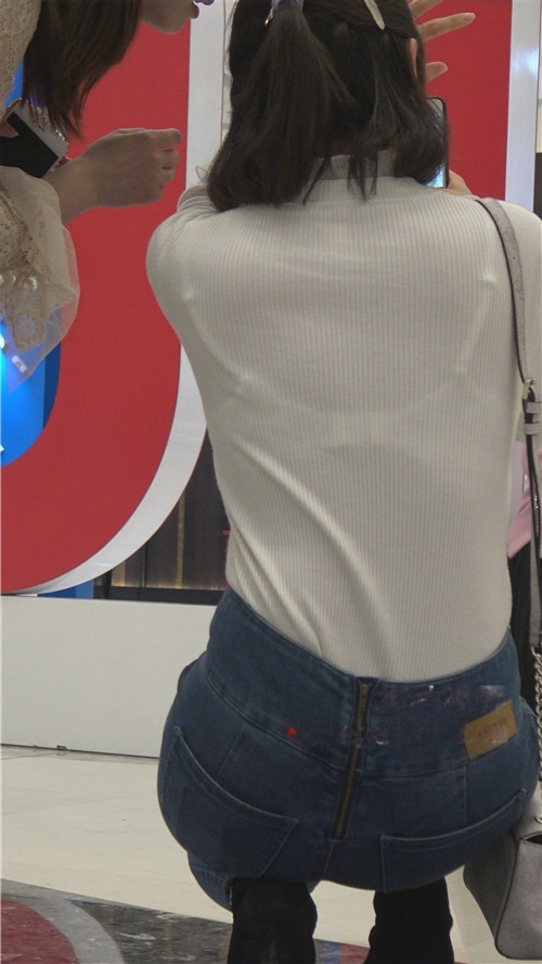 漂亮的高腰牛仔美女[2.81G/MP4]