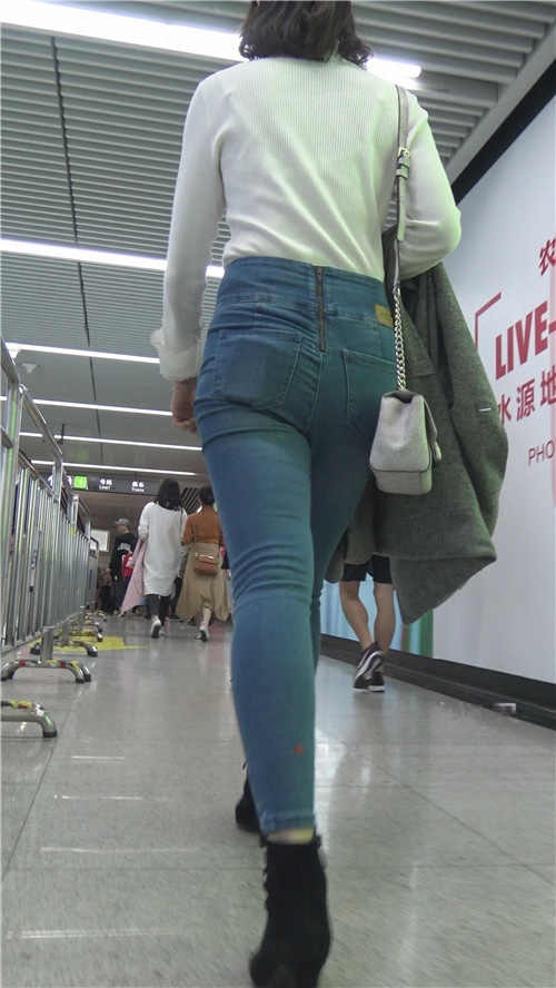 漂亮的高腰牛仔美女[2.81G/MP4]