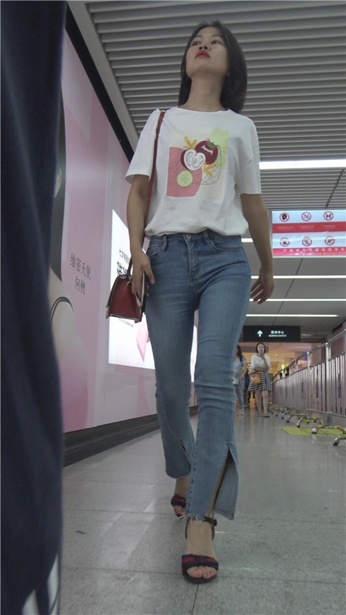 漂亮的牛仔短发小姐姐[3.16G/MP4]