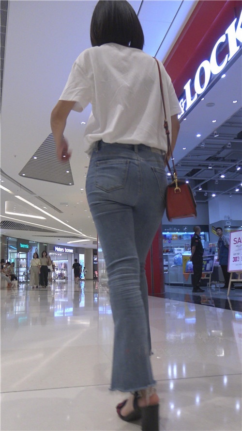 漂亮的牛仔短发小姐姐[3.16G/MP4]