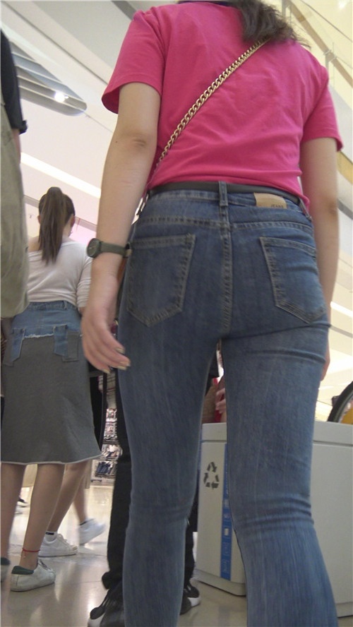 粉衣蓝牛小姐姐[828M/MP4]