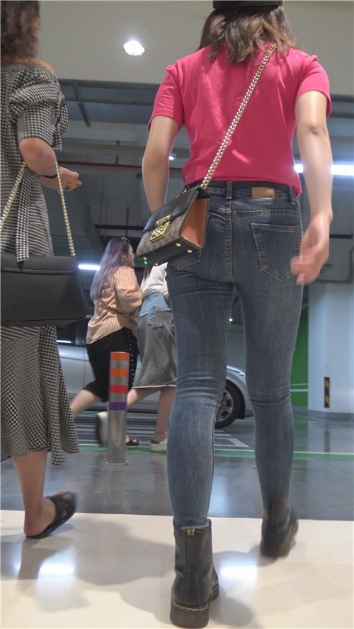 粉衣蓝牛小姐姐[828M/MP4]