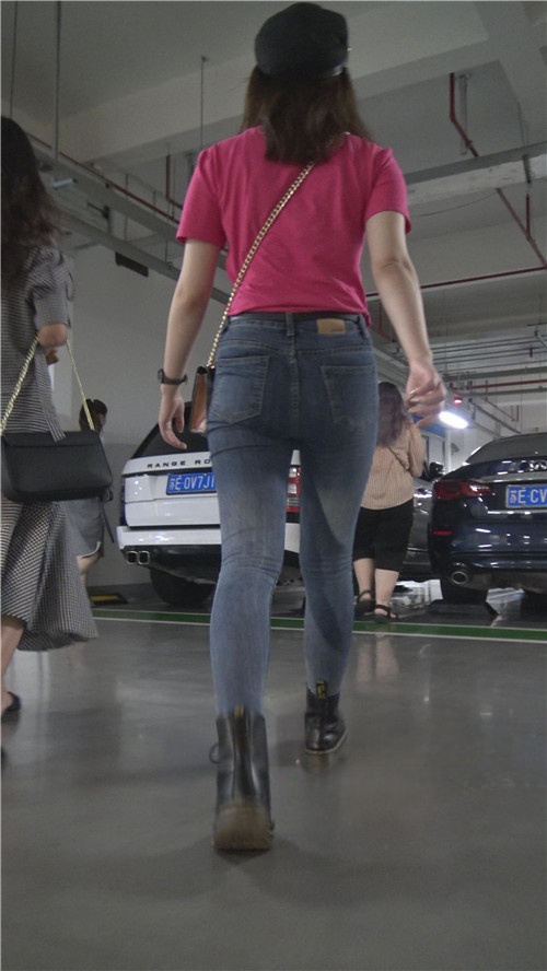 粉衣蓝牛小姐姐[828M/MP4]