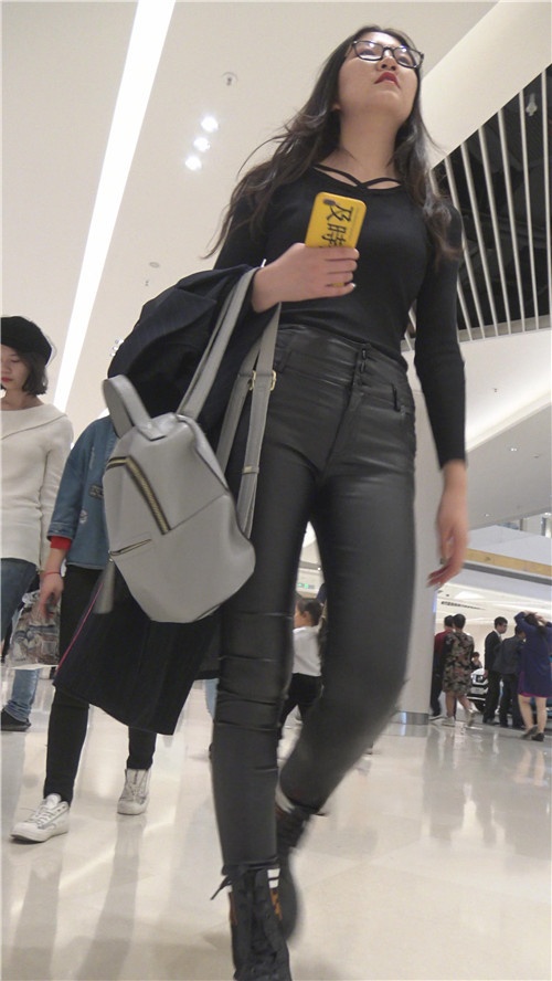 黑色高腰皮裤小姐姐[3.74G/MP4]