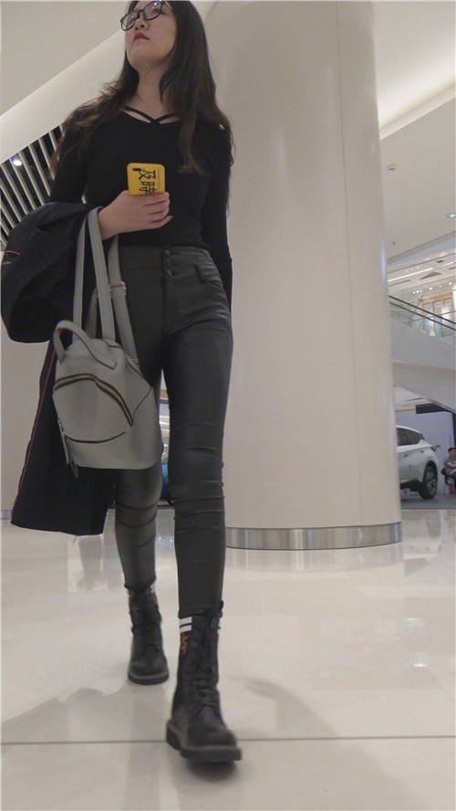 黑色高腰皮裤小姐姐[3.74G/MP4]