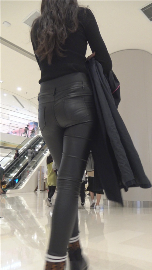 黑色高腰皮裤小姐姐[3.74G/MP4]