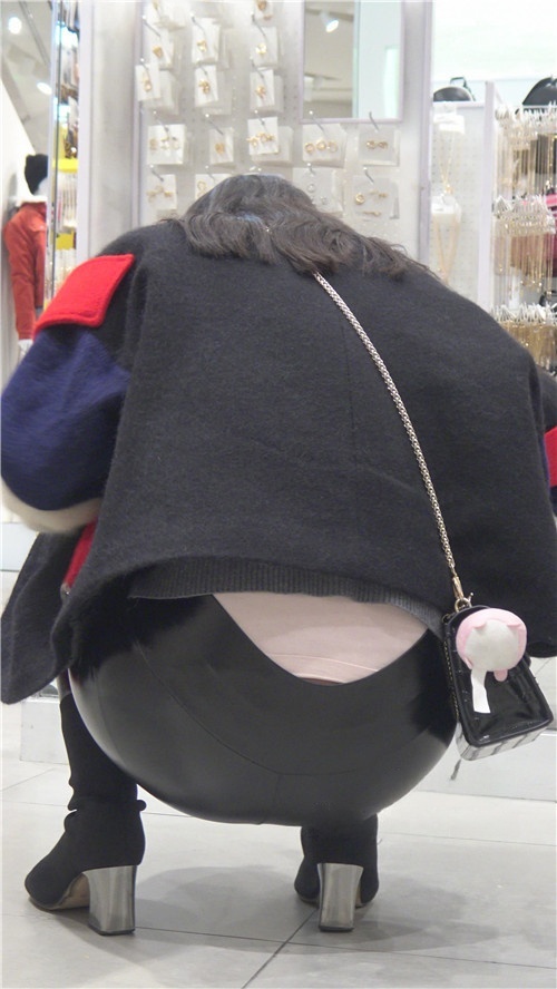 商场里的黑皮裤美女[5.34G/MP4]