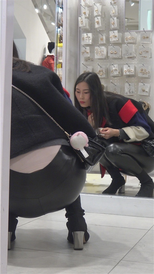 商场里的黑皮裤美女[5.34G/MP4]