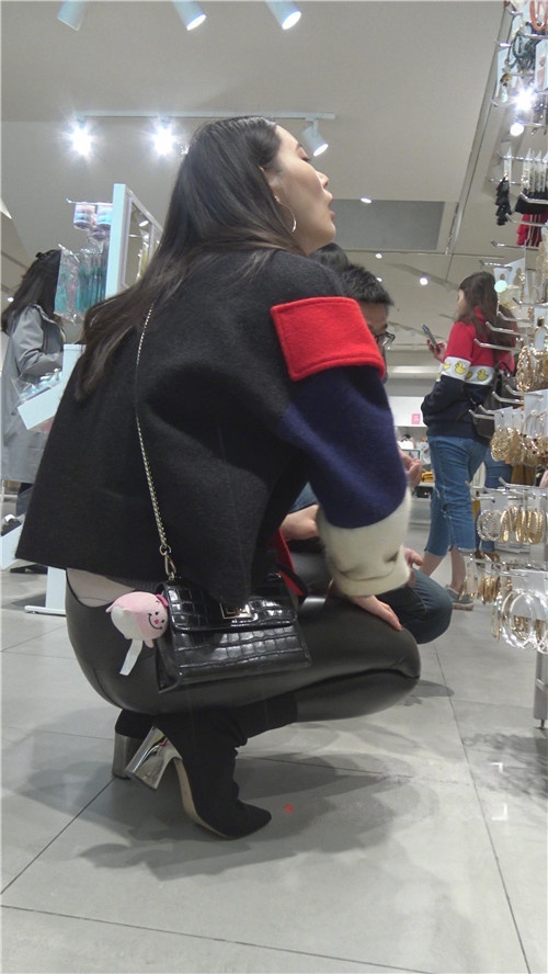 商场里的黑皮裤美女[5.34G/MP4]