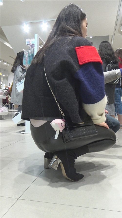 商场里的黑皮裤美女[5.34G/MP4]