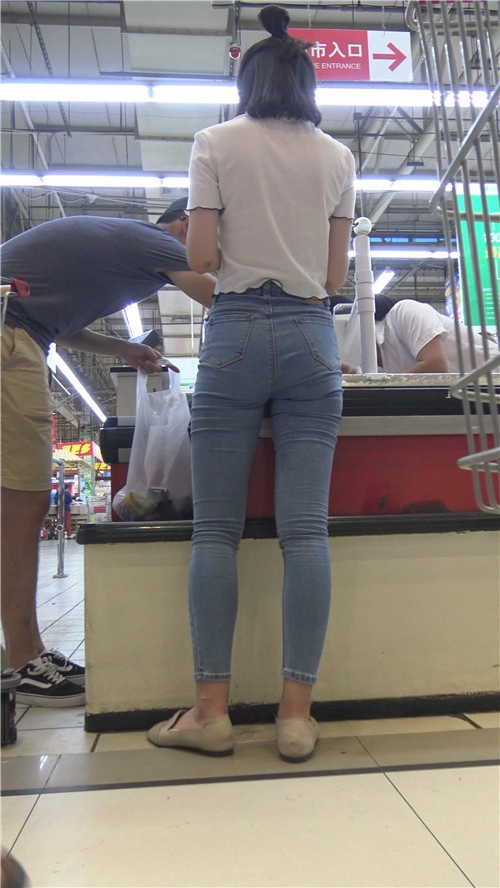 超市里的牛仔裤小姐姐[3.48G/MP4]