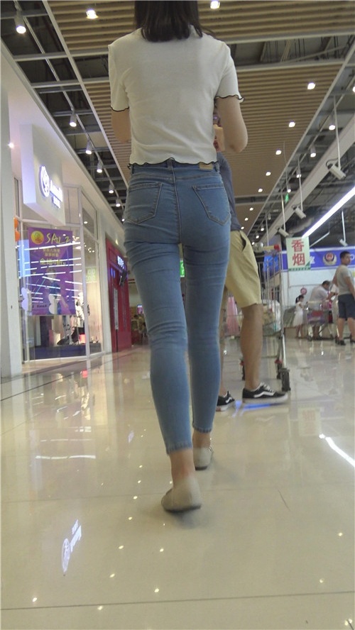 超市里的牛仔裤小姐姐[3.48G/MP4]