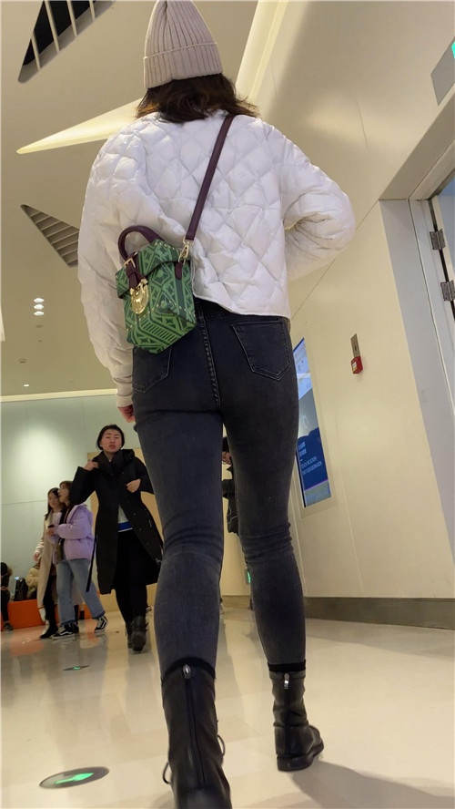 逛商场的黑牛MM[3.34G/MP4]