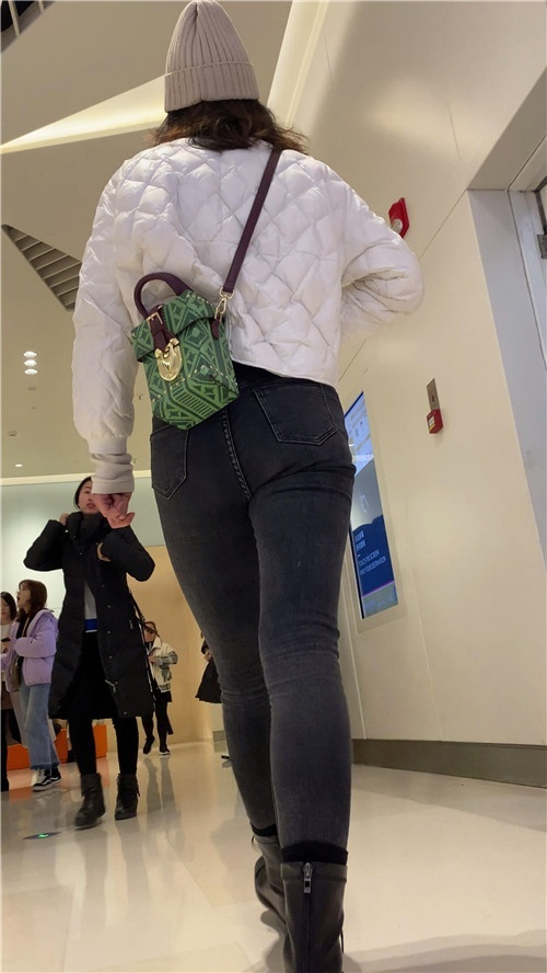 逛商场的黑牛MM[3.34G/MP4]