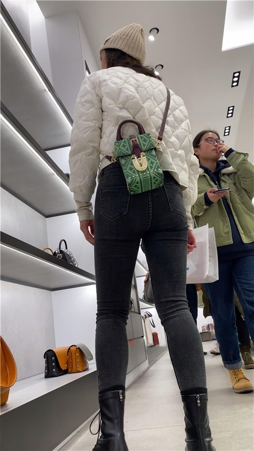 逛商场的黑牛MM[3.34G/MP4]