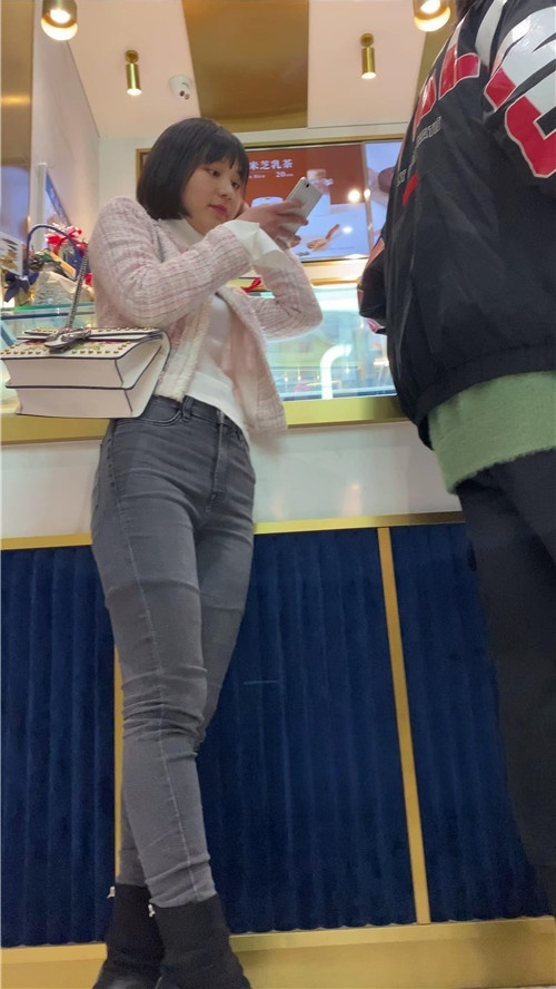 短发气质牛仔裤美女[841M/MP4]