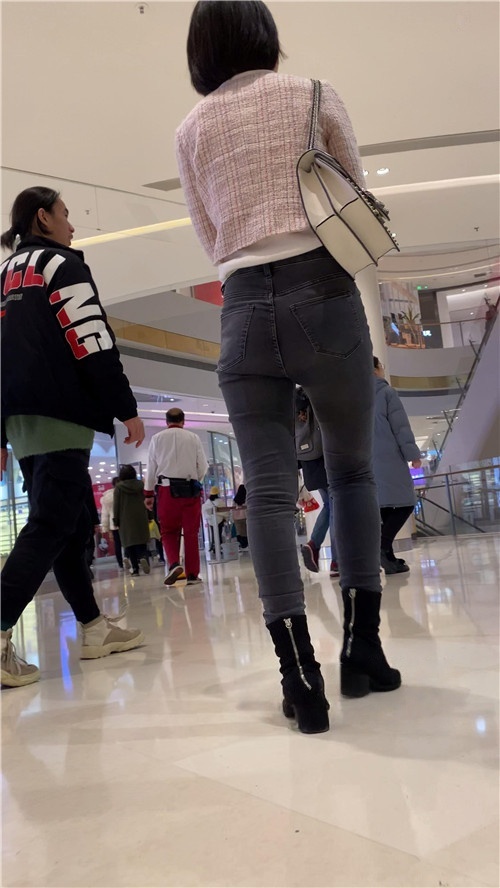 短发气质牛仔裤美女[841M/MP4]