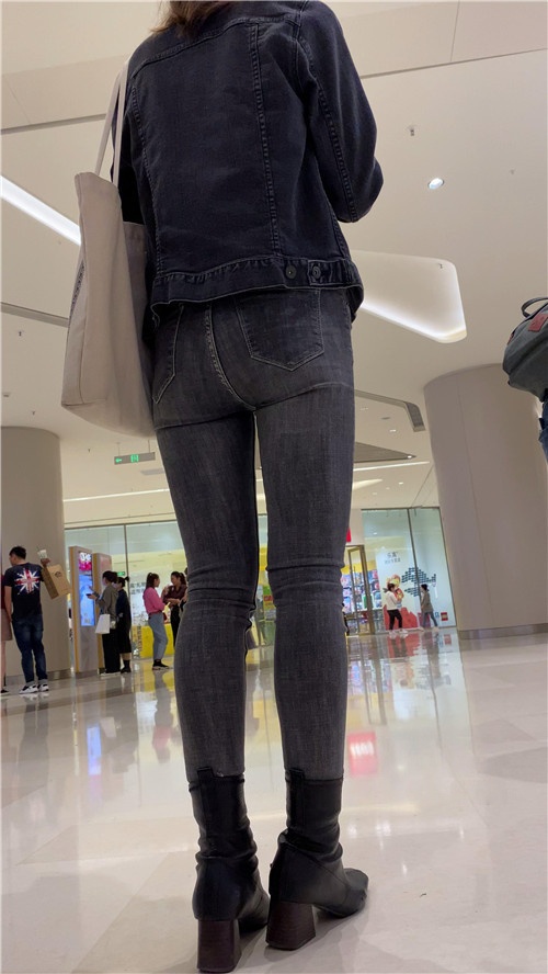 牛仔短发长腿美女[1.15G/MP4]