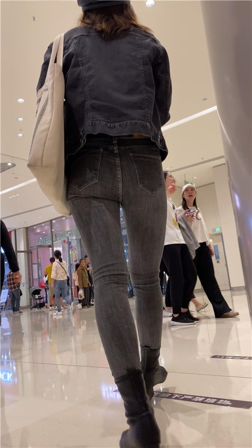 牛仔短发长腿美女[1.15G/MP4]