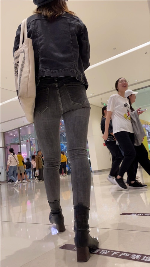 牛仔短发长腿美女[1.15G/MP4]