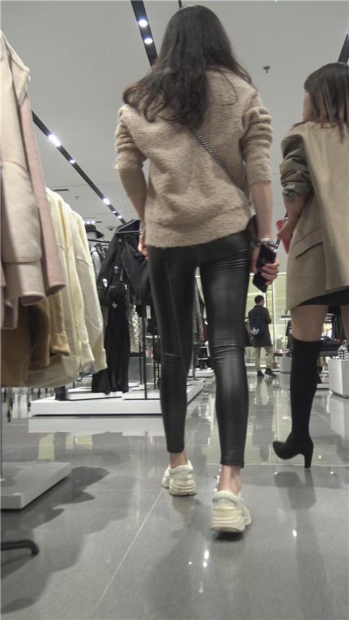 商场里的黑皮裤MM[2.02G/MP4]