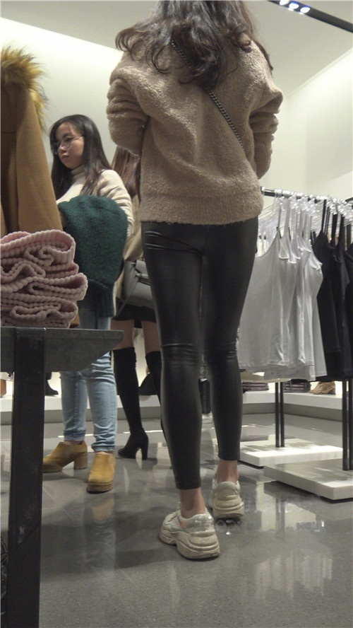 商场里的黑皮裤MM[2.02G/MP4]