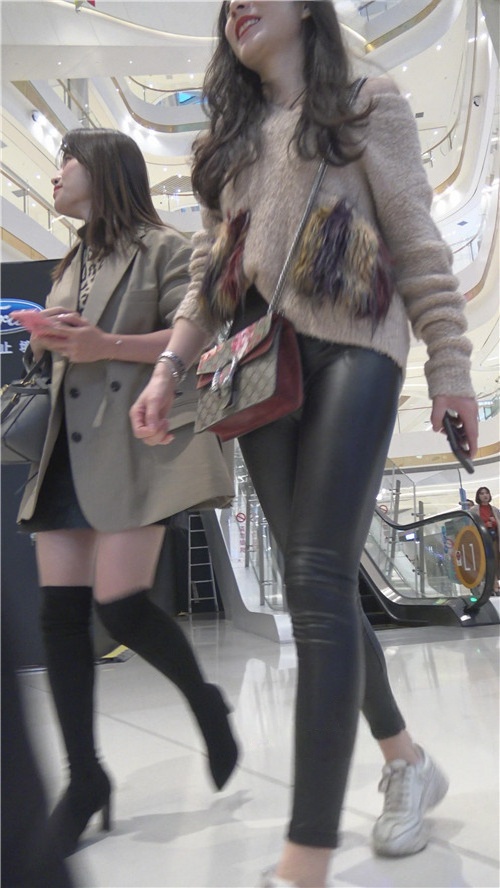 商场里的黑皮裤MM[2.02G/MP4]