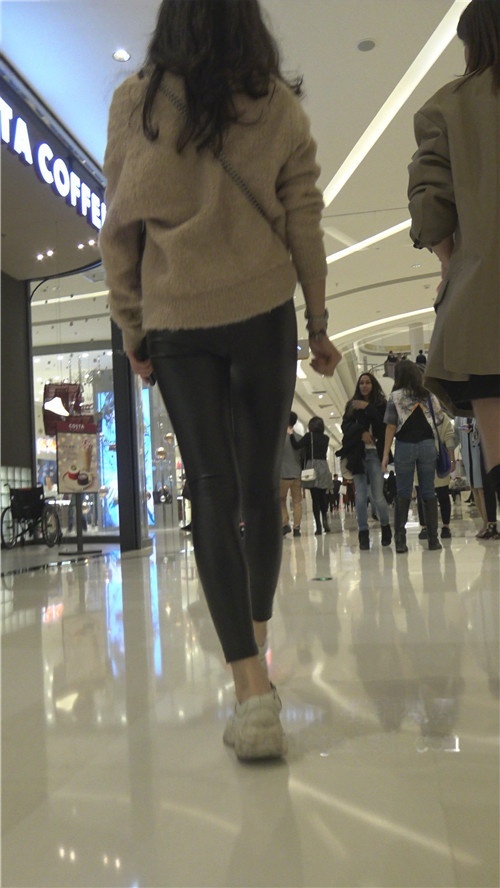 商场里的黑皮裤MM[2.02G/MP4]