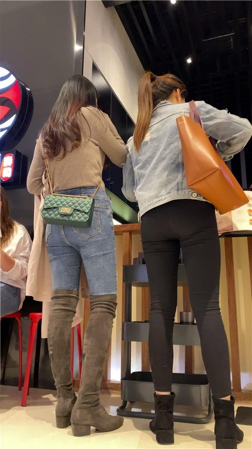 两个买衣服的紧身小姐姐[1.82G/MP4]