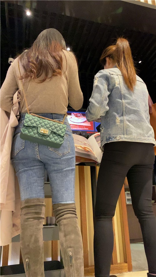 两个买衣服的紧身小姐姐[1.82G/MP4]