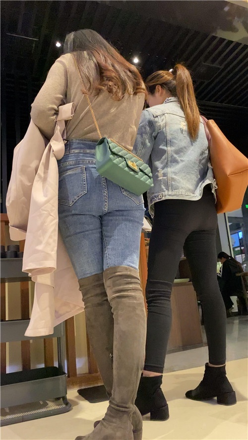 两个买衣服的紧身小姐姐[1.82G/MP4]