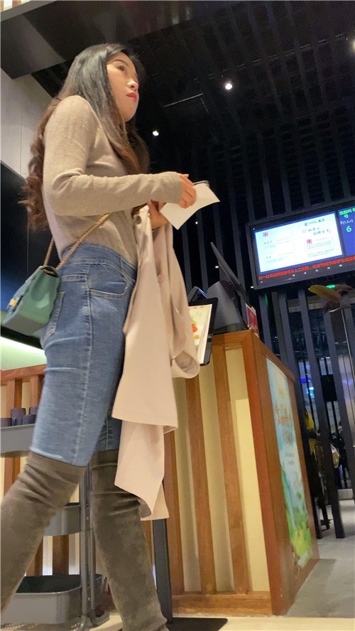 两个买衣服的紧身小姐姐[1.82G/MP4]