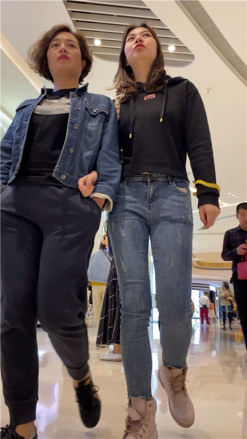 和母亲一起逛商场的牛仔美女[1.54G/MP4]