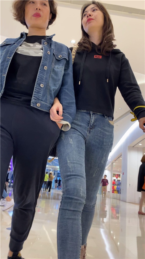 和母亲一起逛商场的牛仔美女[1.54G/MP4]